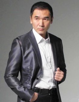 方中信、郭可盈、形象設(shè)計(jì)師吉米、劉錫明參加重慶會(huì)展中心美博會(huì)奧斯卡頒獎(jiǎng)盛典