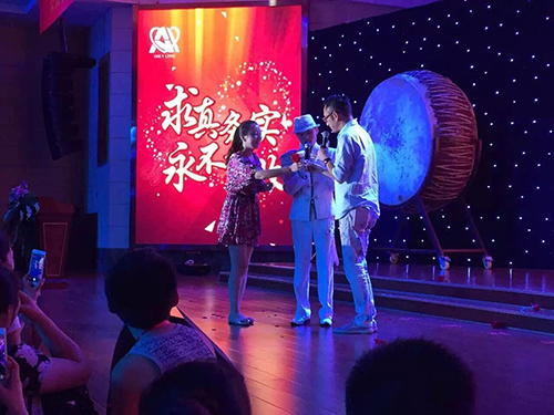 吳啟華、韓國男團Notice出席昆明至愛企業(yè)集團巨星見面演唱會