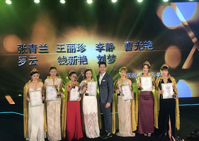 帥氣依舊的威廉王子出席“貓格格”新品發(fā)布會暨代言簽約儀式，開啟“王子與格格”之間的美好邂逅！