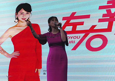 香港著名演員，歌手翁虹出席武漢左右沙發(fā)活動(dòng)