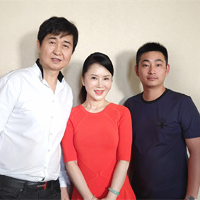 任靜、付笛聲與經(jīng)紀(jì)人李志合影